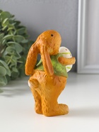 Фигурка полистоун «Зайчик в зелёной маечке с пасхальным яичком в лапках», 5.5×6.5×13 см  (артикул 10915793)  большой выбор товаров оптом и в розницу по низким ценам с доставкой