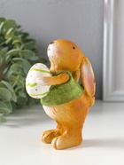 Фигурка полистоун «Зайчик в зелёной маечке с пасхальным яичком в лапках», 5.5×6.5×13 см  (артикул 10915793)  большой выбор товаров оптом и в розницу по низким ценам с доставкой