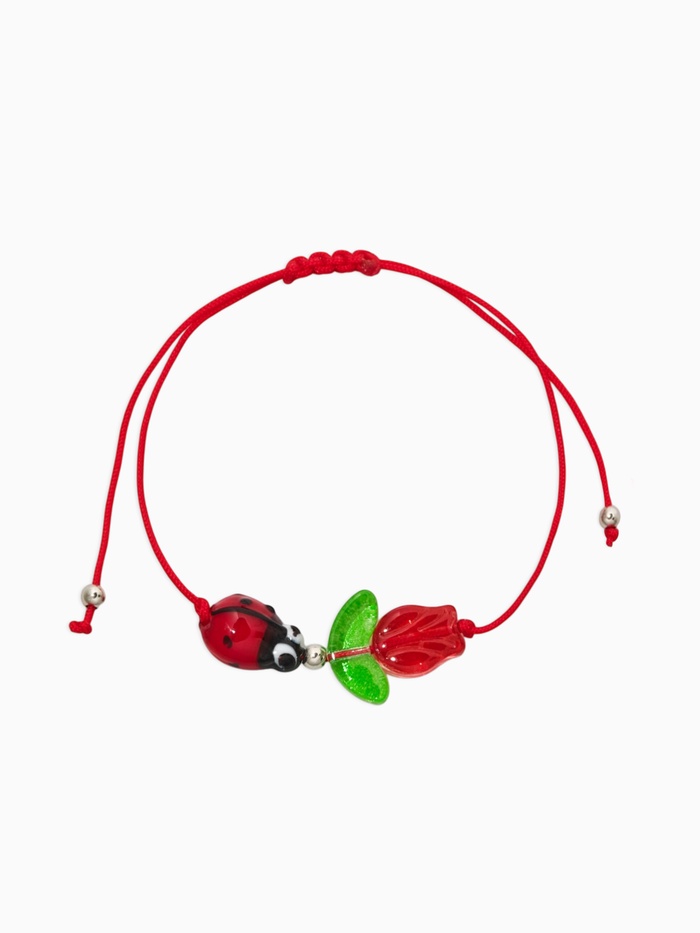 Браслет-оберег «Красная нить» тюльпан с божей коровкой, цвет красно-зелёный