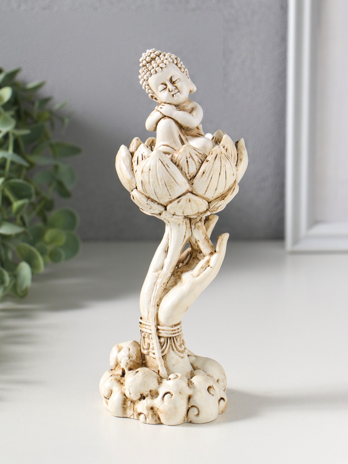 Фигурка полистоун «Рука с лотосом и Буддой», беж, 7×7.5×18 см