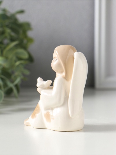 Фигурка керамика «Девочка-ангел в платье с бабочками, с голубем на руке», 7×5.4×7.8 см