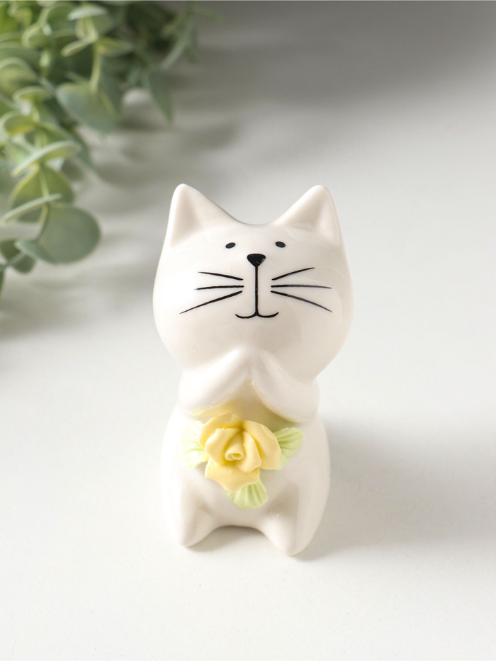 Фигурка керамика «Белый котёнок с желтым цветочком», 5.2×5×7.6 см