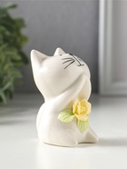 Фигурка керамика «Белый котёнок с желтым цветочком», 5.2×5×7.6 см  (артикул 10933417)  большой выбор товаров оптом и в розницу по низким ценам с доставкой