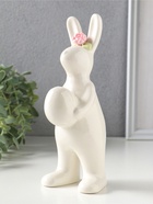 Фигура керамика «Белый зайчик с пасхальным яйцом, цветком на голове», 9×7.7×21 см  (артикул 10933426)  большой выбор товаров оптом и в розницу по низким ценам с доставкой