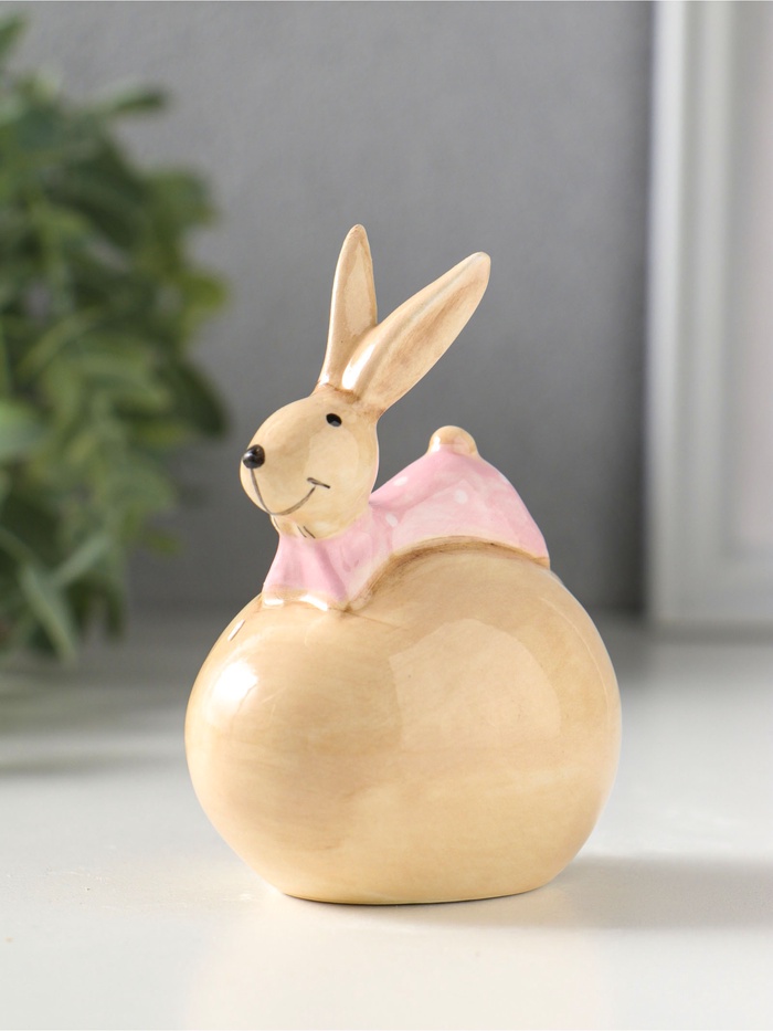 Фигурка керамика «Зайчик в розовой пижамке на яйце», 7×5.4×8.6 см