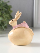 Фигурка керамика «Зайчик в розовой пижамке на яйце», 7×5.4×8.6 см  (артикул 10933901)  большой выбор товаров оптом и в розницу по низким ценам с доставкой