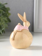 Фигурка керамика «Зайчик в розовой пижамке на яйце», 7×5.4×8.6 см  (артикул 10933901)  большой выбор товаров оптом и в розницу по низким ценам с доставкой