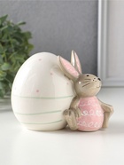 Фигурка керамика «Зайка розово-серый с пасхальным яичком в горох», 12×7.9×8.8 см  (артикул 10933908)  большой выбор товаров оптом и в розницу по низким ценам с доставкой