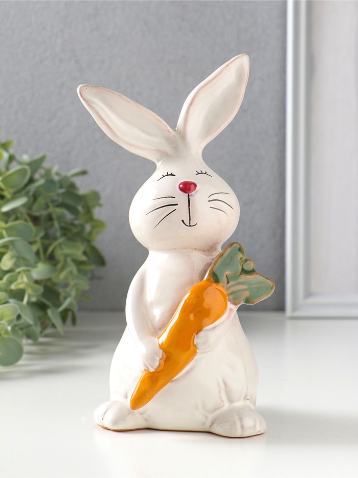 Фигурка керамика «Зайчик с оранжевой морковкой», 9.7×8.5×18.7 см