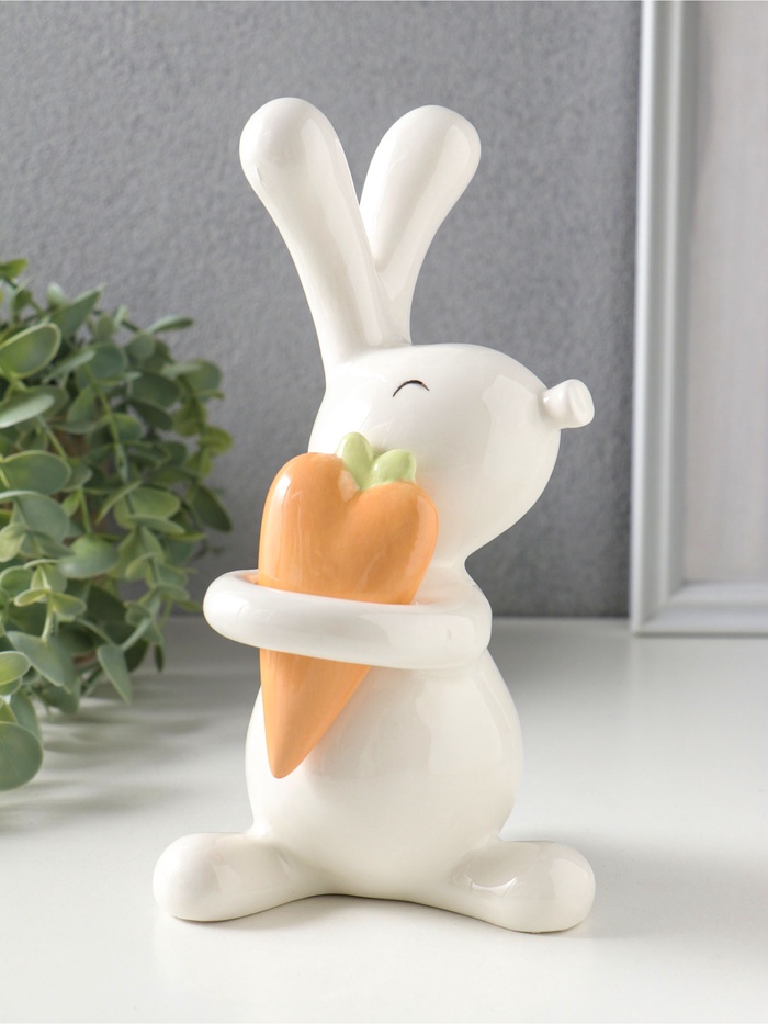 Фигурка керамика «Белый зайчик с морковкой-сердцем», 10.8×9.6×19.3 см