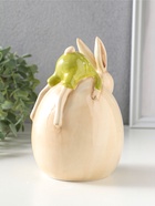 Фигурка керамика «Зайчик в зелёном костюме, лежит на яйце», 10.4×10×14.9 см  (артикул 10933921)  большой выбор товаров оптом и в розницу по низким ценам с доставкой