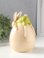 Фигурка керамика «Зайчик в зелёном костюме, лежит на яйце», 10.4×10×14.9 см  (артикул 10933921)  большой выбор товаров оптом и в розницу по низким ценам с доставкой