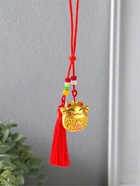 Подвеска металл "Манэки-нэко с кисточкой" красный с золотом 1,5х4х14 см  (артикул 10957792)  большой выбор товаров оптом и в розницу по низким ценам с доставкой