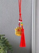 Подвеска металл "Манэки-нэко с кисточкой" красный с золотом 1,5х4х14 см  (артикул 10957792)  большой выбор товаров оптом и в розницу по низким ценам с доставкой