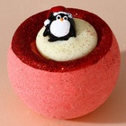 УЦЕНКА Бомбочка для ванны с игрушкой, 130 гр, пингвин с красной шапкой - Фото 2