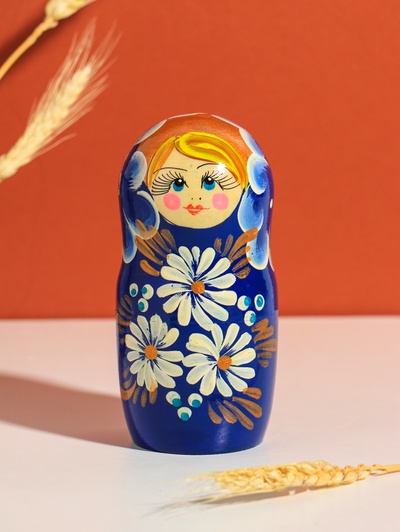 Матрешка дерево «Настёна», синее платье, белые цветы, 18 см, 5 кукольная, ручная роспись