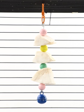 Игрушка для птиц с панцирем каракатицы и бусами, 9×3 см, цвет МИКС