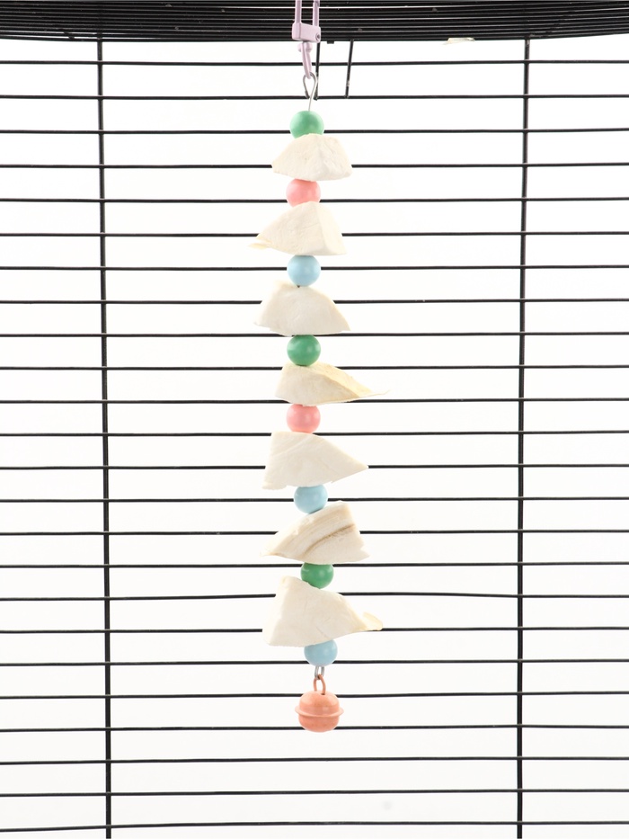 Игрушка для птиц с панцирем каракатицы и бусами, 15×3 см, цвет МИКС