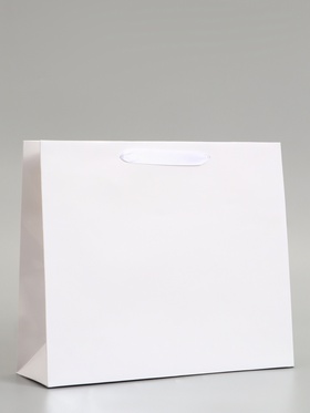 Пакет подарочный ламинированный горизонтальный «Белый», M 30×25.5×9 см
