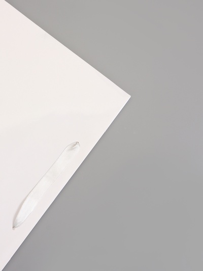 Пакет подарочный ламинированный горизонтальный «Белый», M 32×26×12 см