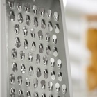 УЦЕНКА Тёрка с контейнером «Умелец», 13.5×9×21.5 см, ABS-пластик, нержавеющая сталь, белая - Фото 3