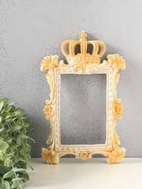 Рамка для фото 10×15 см, панно, картин «С короной», (внешний размер 25×16 см), белый с позолотой