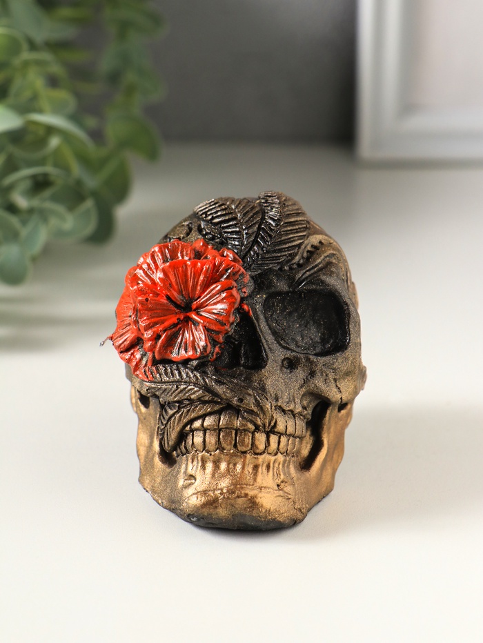 Фигурка гипс «Череп с цветком», 8×7×6 см, под бронзу с алым цветком