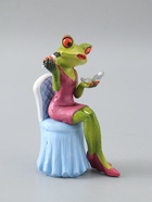 УЦЕНКА Сувенир полистоун лак «Лягуха в розовом платье наводит марафет» 8.5×8.5×14.8 см - Фото 3