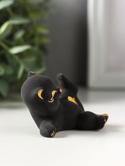Фигурка керамика «Котик с лапкой», 7 см, чёрный