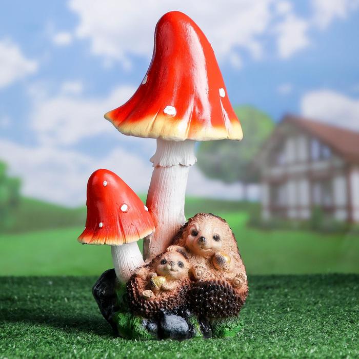 Садовая фигура "Ежи под грибами" 15х16х31см