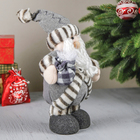 Мягкая игрушка "Дед Мороз в шубке с подарком" 27,5 см серый - Фото 2