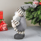 Мягкая игрушка "Дед Мороз в шубке с подарком" 27,5 см серый - Фото 3