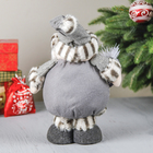 Мягкая игрушка "Дед Мороз в шубке с подарком" 27,5 см серый - Фото 4
