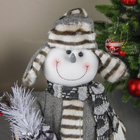 Мягкая игрушка "Снеговик в шубке и валенках с подарком" 48 см серый - Фото 5