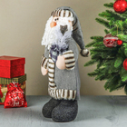 Мягкая игрушка "Дед Мороз в шубке и валенках с подарком" 48 см серый - Фото 3