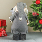 Мягкая игрушка "Дед Мороз в шубке и валенках с подарком" 48 см серый - Фото 4