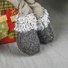 Мягкая игрушка "Дед Мороз в свитере - длинные ножки" сидит 40 см серый - Фото 4