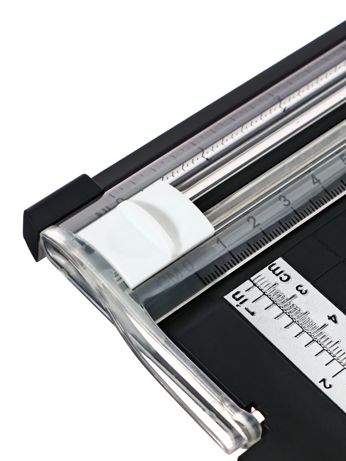 Резак для бумаги роликовый А4, до 3 листов, безопасное лезвие, длина реза 300 мм, корпус черный - фото 51831481