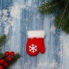 Мягкая подвеска "Пушистая варежка со снежинкой" 8х6 см, красный - фото 8420104