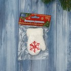 Мягкая подвеска "Варежка со снежинкой" 8х6 см, белый - фото 9544252