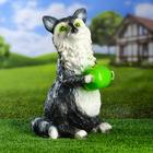 Садовая фигура "Енот с яблоком" 26х22х43см - Фото 1