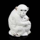 Сувенир керамика "Обезьянка мама с малышом" белый, 7,8х5,5х4,5 см - Фото 1