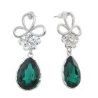 Серьги со стразами «Капля» с завитком, цвет зеленый в серебре - Фото 1