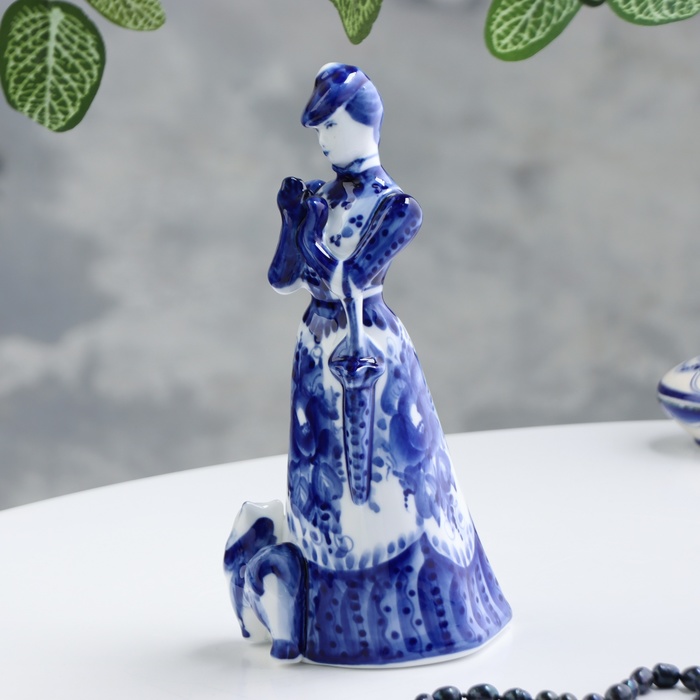 Фигурка фарфор гжель «Дама с собачкой» - Фото 1